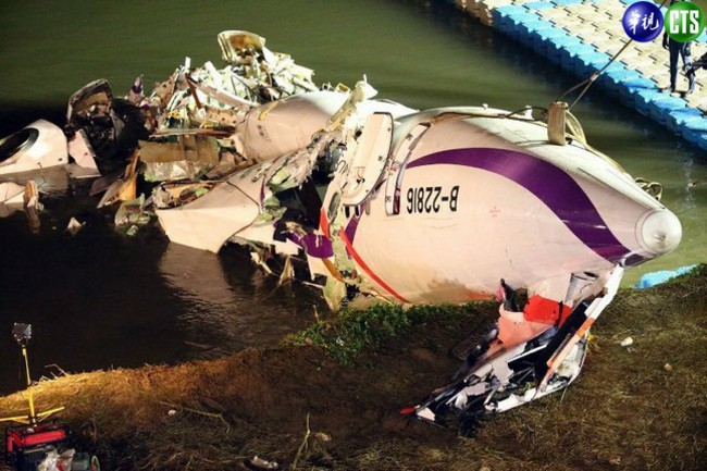【復航墜機】吊車將飛機殘骸吊起 | 華視新聞