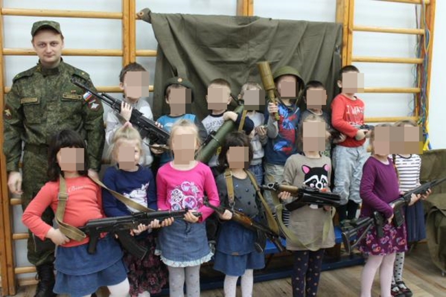 真「愛國」! 俄幼稚園教幼童拿AK-47 | 華視新聞
