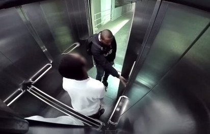 噁心！電梯內男子竟「挫屎」噴人 | 