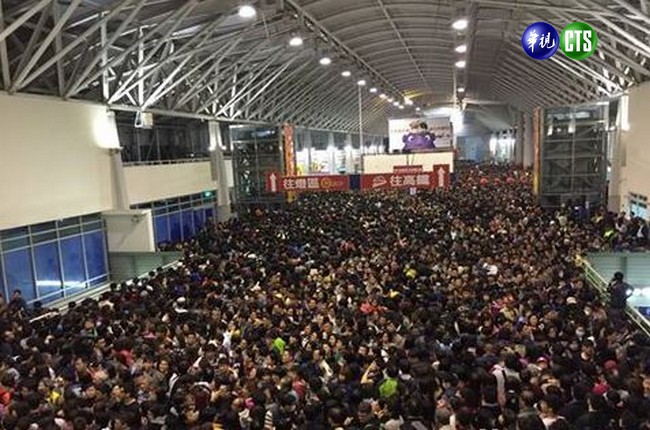 【午間搶先報】燈會擠爆 1天湧150萬人旅客寸步難行 | 華視新聞