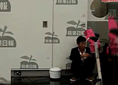 瞎! 竟然有人在機場用電鍋煮飯 | 翻攝自香港蘋果日報