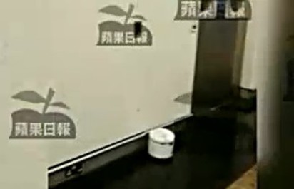 瞎! 竟然有人在機場用電鍋煮飯 | 翻攝自香港蘋果日報