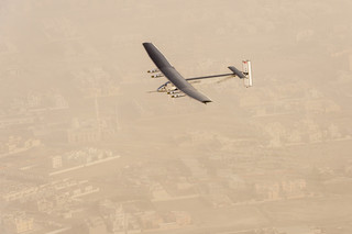 環球飛行 世界最大太陽能飛機起飛