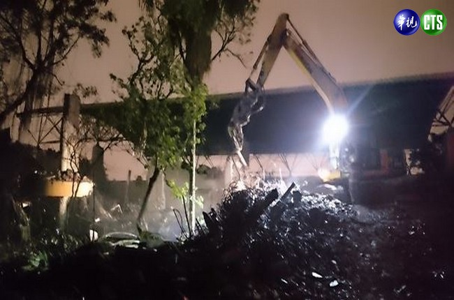 最新!基隆校舍整修 挖土司機遭樑柱壓死 | 華視新聞