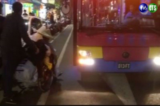 高市公車拒載輪椅族? 乘客公憤! | 華視新聞