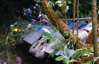 巴西觀光巴士墜崖 至少30死