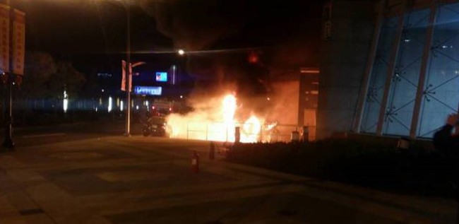 【華視起床號】北市13輛警車遭燒毀成廢鐵 | 華視新聞