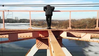 直擊！少年愛冒險爬上30公尺鐵橋摔死 | 
