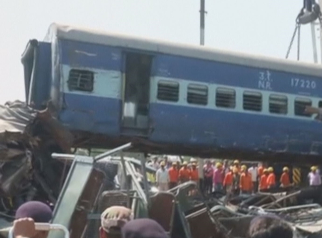 【華視搶先報】印度火車出軌 恐百人死傷 | 華視新聞