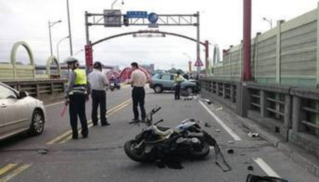 【午間搶先報】休旅車對撞機車 夫妻墜橋亡 | 華視新聞