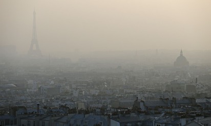 駕駛好悶! 廢氣壟罩 巴黎看車號放行 | 巴黎市區的上空，宛如廢氣壟罩一般
