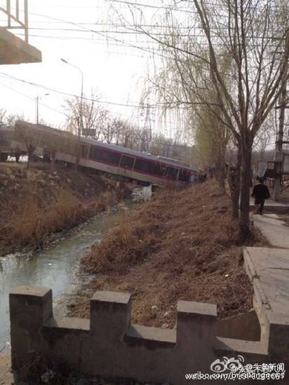 嚇! 北京地鐵出軌 衝進河中 | 列車差點掉入河中