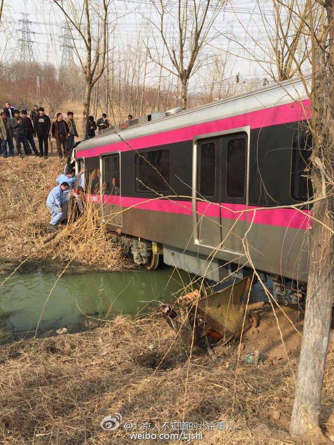 嚇! 北京地鐵出軌 衝進河中 | 華視新聞