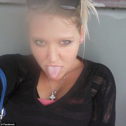 澳洲女噴母奶攻擊警察 | 