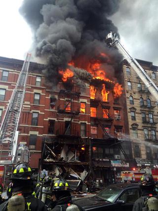 曼哈頓公寓爆炸起火 傳多人受傷