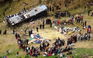 祕魯又傳巴士墜崖 乘客19死36傷