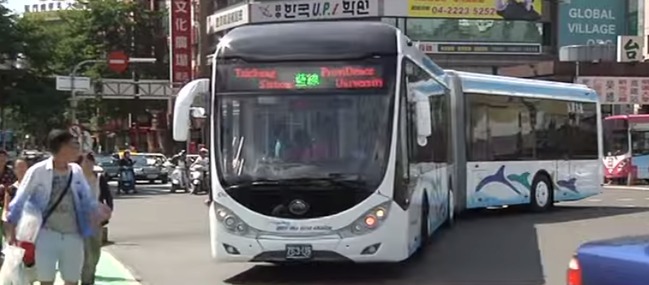 BRT上有人持刀! 醉漢行徑嚇壞乘客 | 華視新聞