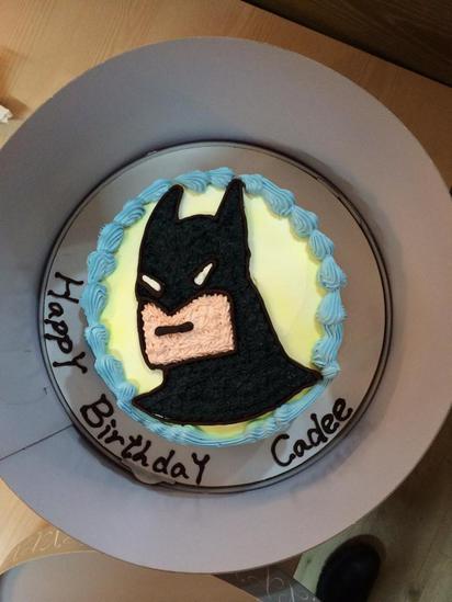 整人嗎? 驚喜「杯麵」生日蛋糕 竟變…… | 老闆娘將杯麵聽成Bat man蝙蝠俠