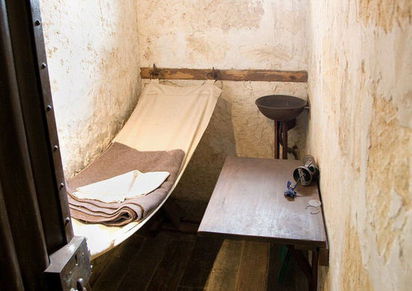 花錢坐牢? 女子監獄男性搶著住… | 1855年的典型牢房