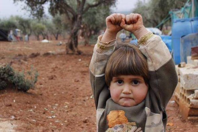 悲痛!敘利亞女童見相機竟舉手投降 | 華視新聞