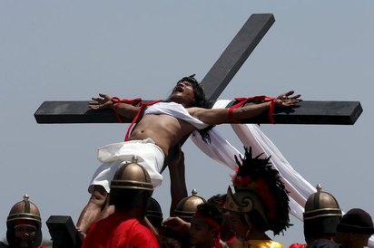 重演耶穌受難 村民手腳釘上十字架 | 翻攝自路透社