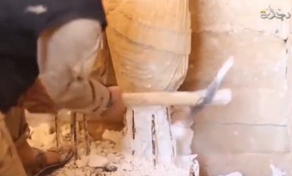 ISIS提著AK47步槍 瘋狂掃射千年文物 | 