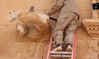 ISIS提著AK47步槍 瘋狂掃射千年文物