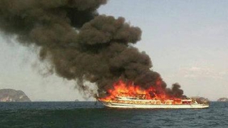 泰國渡輪爆炸 上百遊客跳海逃生