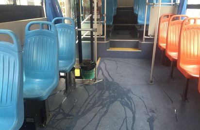 憋不住!? 黑人公車上撒尿被警帶回 | 車廂地板尿得一塌糊塗