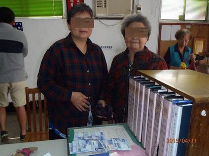 88歲熱心阿嬤 抱15萬發抖報案 | 余阿嬤(右)和掉錢的蘇姓婦人(左)(翻攝畫面)