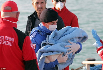 【華視搶先報】船難意外 400位逃義大利移民溺斃 | 船難中被救出的嬰兒