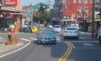 阿姨過馬路要看! 慘遭BMW撞爆扭曲變形 | （畫面翻攝／魏文壕臉書)