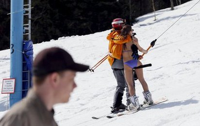 不冷 戰鬥民族挑戰比基尼滑雪 | 