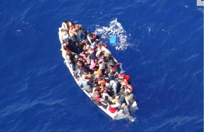 地中海難民船翻覆 700人恐溺斃 | 