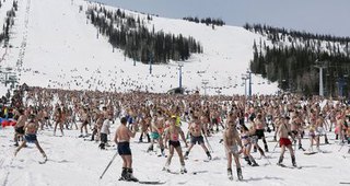 不冷 戰鬥民族挑戰比基尼滑雪