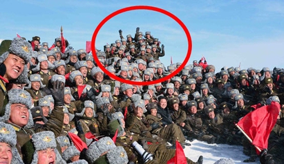 金正恩登長白山 北韓經典修圖再現! | 紅圈士兵看起來像是經過修圖