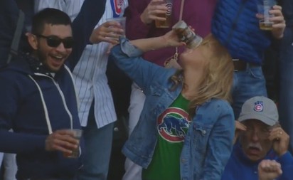超幸運! 球迷啤酒杯「妙接」界外球 | 球迷興奮的裝有棒球的啤酒乾了!