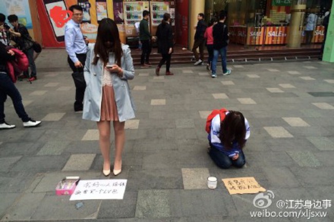 你會給嗎? 女街頭乞討 竟求「要買LV包」 | 華視新聞