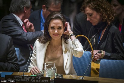 裘莉到聯合國提質疑 敘利亞大使答:她好美 | 裘莉昨到聯合國為敘利亞難民發聲