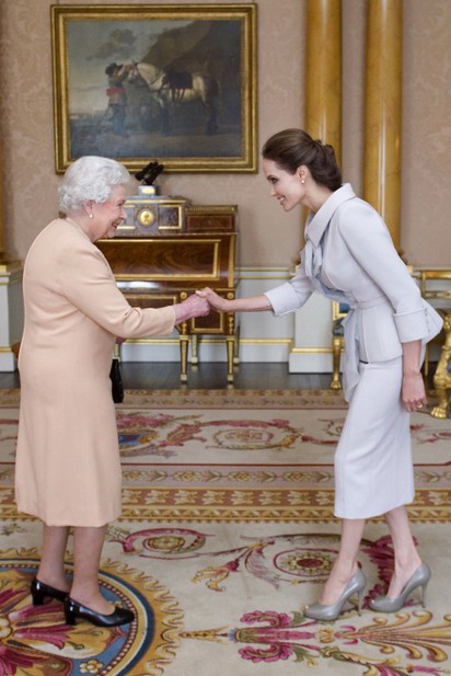 裘莉到聯合國提質疑 敘利亞大使答:她好美 | 裘莉曾受英國女王伊麗莎白二世贈勳章