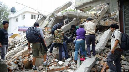 尼泊爾7.9強震 罹難人數攀升超過8百人 | 