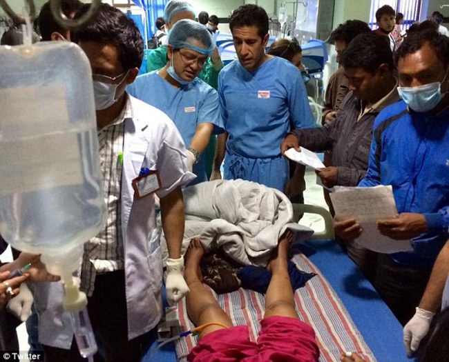 CNN記者採訪尼泊爾災區 救回2女生命 | 華視新聞