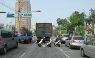 沒抓好? 機車雙載 後座竟摔落遭輾斃