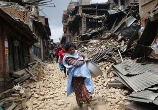 尼泊爾強震7250人死 救命物資堆機場