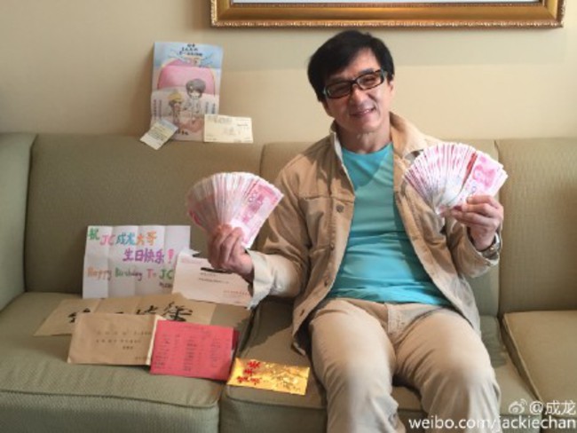成龍生日鈔票滿沙發 粉絲送的全捐 | 華視新聞