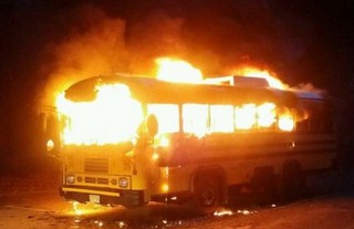 悲慘婚禮! 載客巴士起火 燒死11人