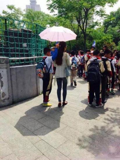 真牛! 霸氣女教師 小學生全程幫撐傘 | 