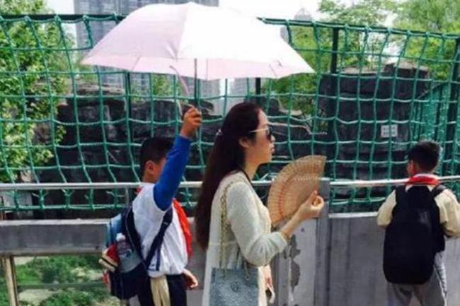 真牛! 霸氣女教師 小學生全程幫撐傘 | 華視新聞
