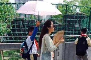 真牛! 霸氣女教師 小學生全程幫撐傘