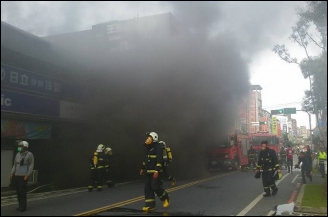 濃煙漫天! 宜蘭市區電器行遭縱火? | 華視新聞